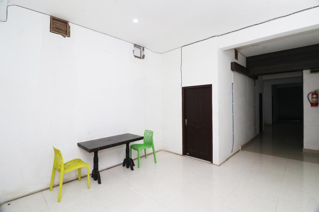 Oyo 24572 Express Inn Lucknow Exteriör bild